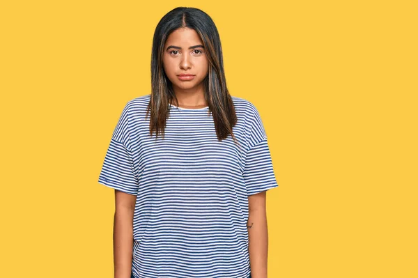 Ung Latinamerikansk Flicka Klädd Avslappnade Kläder Deprimerad Och Oroa Sig — Stockfoto
