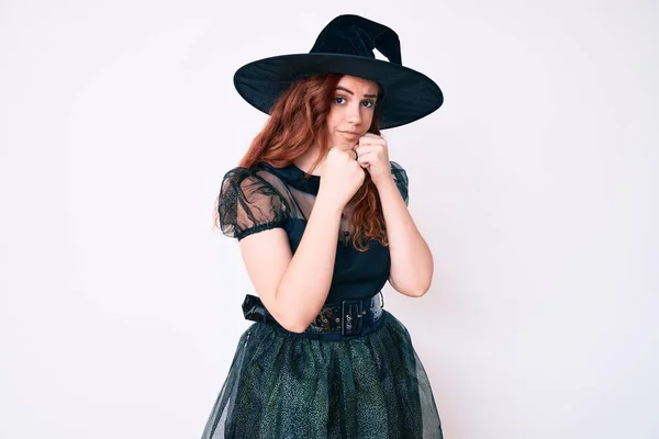 Ung Vacker Kvinna Bär Häxa Halloween Kostym Redo Att Slåss — Stockfoto