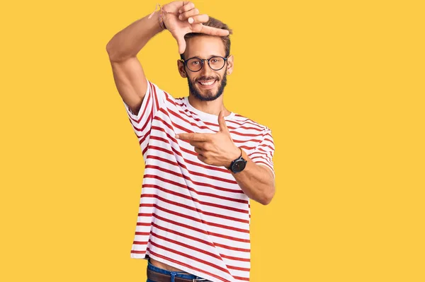 Bonito Loiro Com Barba Vestindo Roupas Casuais Óculos Sorrindo Fazendo — Fotografia de Stock