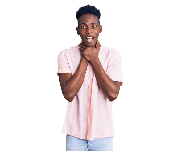 Joven Afroamericano Vestido Con Ropa Casual Gritando Sofocándose Porque Estrangulamiento — Foto de Stock