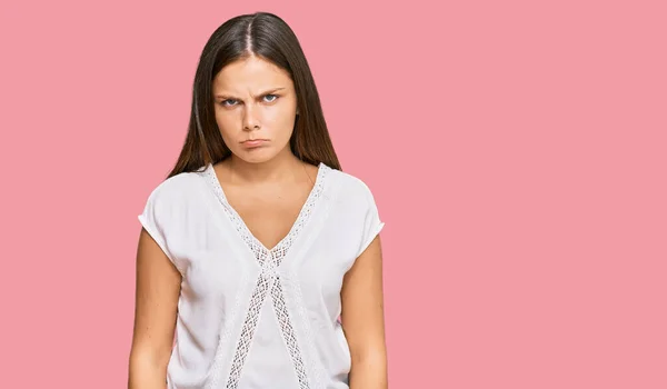 Mladá Běloška Oblečená Skepticky Nervózně Kvůli Problému Zamračila Negativní Osoba — Stock fotografie