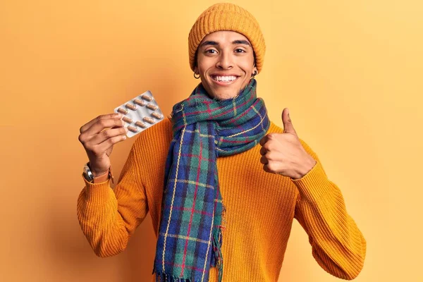 Jonge Afrikaanse Amerikaanse Man Draagt Winterkleding Met Pillen Die Vrolijk — Stockfoto