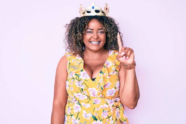 Jovem Afro Americana Size Mulher Vestindo Princesa Coroa Sorrindo Com — Fotografia de Stock