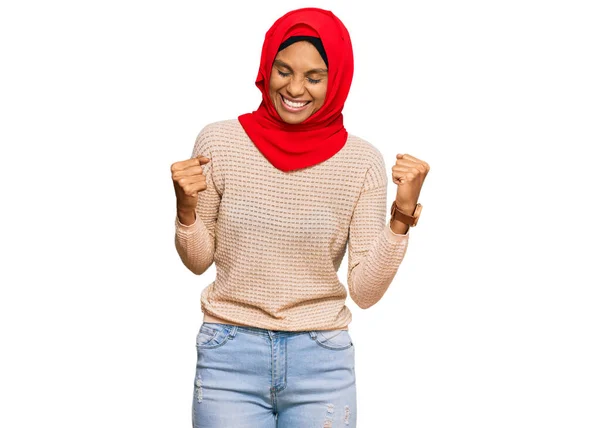 Jovem Afro Americana Vestindo Tradicional Lenço Islâmico Hijab Muito Feliz — Fotografia de Stock