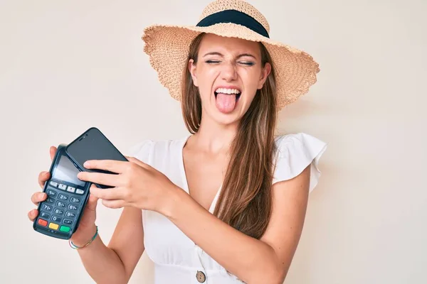 Młoda Blondynka Płaci Smartfonem Dataphone Wystający Język Szczęśliwy Zabawnym Wyrazem — Zdjęcie stockowe