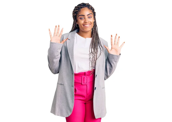 Ung Afrikansk Amerikansk Kvinna Med Flätor Bär Affärskläder Visar Och — Stockfoto