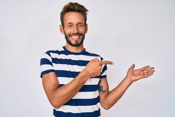 Hombre Caucásico Guapo Con Barba Que Lleva Una Camiseta Rayas —  Fotos de Stock