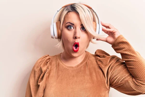 Hermosa Rubia Más Tamaño Mujer Escuchando Música Usando Auriculares Sobre — Foto de Stock