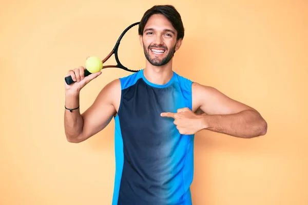 Schöner Hispanischer Tennisspieler Der Schläger Und Ball Der Hand Hält — Stockfoto