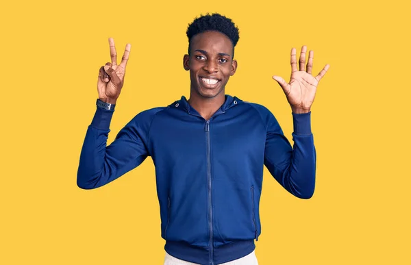 Młody Afroamerykanin Odzieży Sportowej Pokazujący Wskazujący Palcami Numer Siedem Uśmiechnięty — Zdjęcie stockowe
