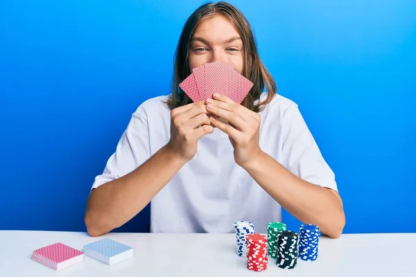 Bonito Homem Caucasiano Com Cabelos Longos Jogando Poker Jogo Cobrindo — Fotografia de Stock