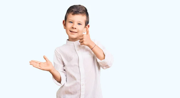 Criança Loira Bonito Vestindo Camisa Elegante Mostrando Palma Mão Fazendo — Fotografia de Stock