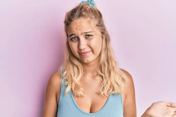 Ung Blond Flicka Bär Casual Kläder Ledtrådar Och Förvirrade Uttryck — Stockfoto