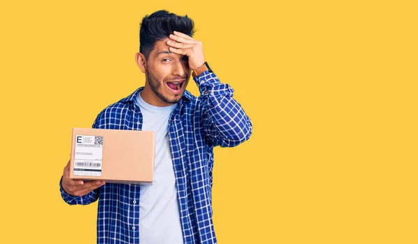 Bonito Jovem Latino Americano Segurando Pacote Entrega Estressado Frustrado Com — Fotografia de Stock