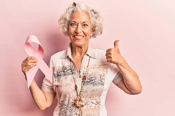 Yaşlı Gri Saçlı Elinde Pembe Kanser Kurdelesi Olan Mutlu Pozitif — Stok fotoğraf