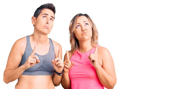 Pareja Mujeres Con Ropa Deportiva Señalando Hacia Arriba Mirando Triste — Foto de Stock