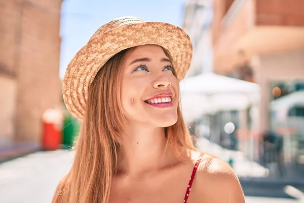 Joven Chica Turista Caucásica Sonriendo Feliz Caminando Ciudad —  Fotos de Stock