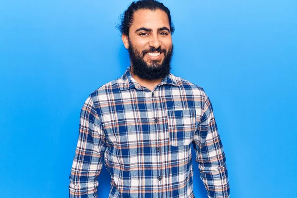 Genç Arap Adam Gündelik Giysiler Giyiyor Pozitif Mutlu Görünüyor Kendine — Stok fotoğraf