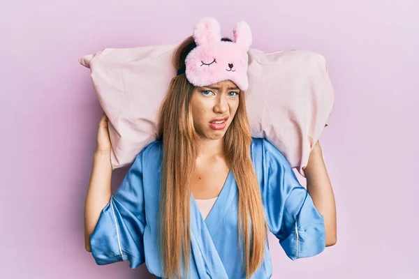 Vacker Ung Blond Kvinna Bär Sömnmask Och Pyjamas Sover Kudde — Stockfoto