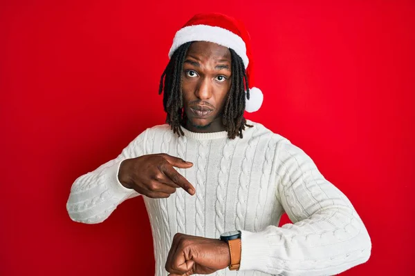 Africano Americano Com Tranças Vestindo Chapéu Natal Com Pressa Apontando — Fotografia de Stock