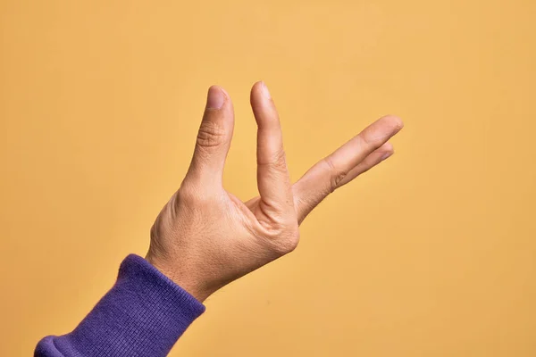 Mano Joven Caucásico Mostrando Los Dedos Sobre Fondo Amarillo Aislado —  Fotos de Stock