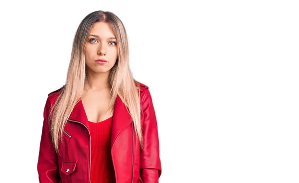 Junge Schöne Blonde Frau Roter Lederjacke Mit Ernstem Gesichtsausdruck Einfacher — Stockfoto