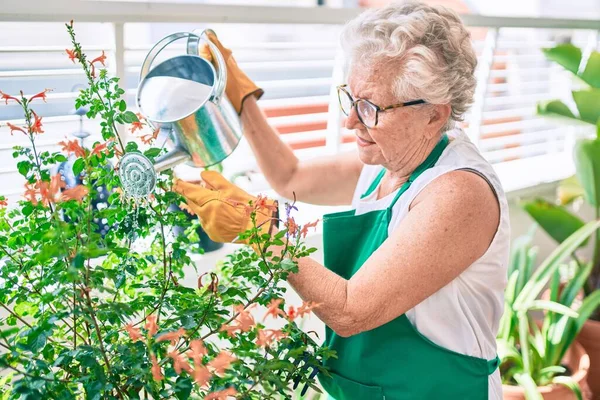 Senior Vrouw Met Grijs Haar Dragen Handschoenen Tuinman Schort Tuinieren — Stockfoto