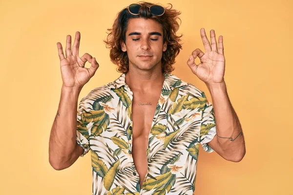 Yaz Gömleği Giyen Genç Spanyol Adam Rahatla Gözleri Kapalı Gülümse — Stok fotoğraf