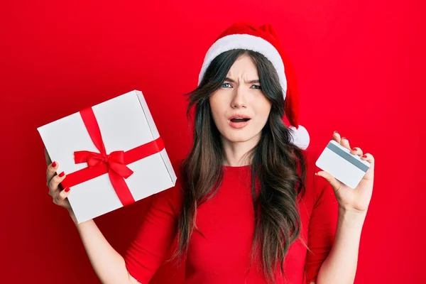Menina Branca Bonita Nova Vestindo Chapéu Natal Segurando Presente Cartão — Fotografia de Stock