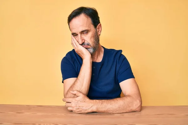 Hombre Hispano Mediana Edad Con Ropa Casual Sentado Mesa Pensando —  Fotos de Stock