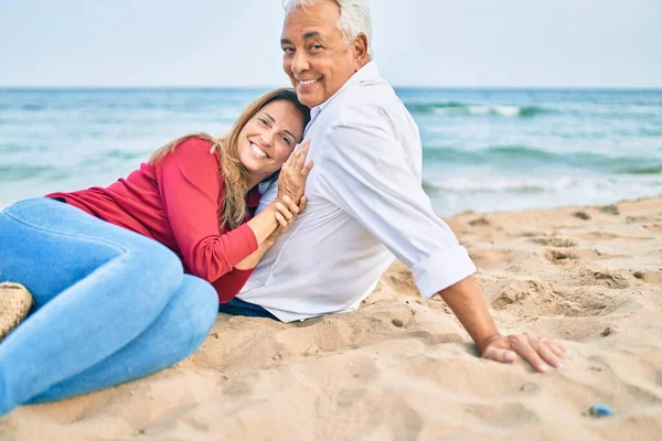 Middelbare Leeftijd Hispanic Paar Glimlachen Gelukkig Knuffelen Zitten Aan Het — Stockfoto
