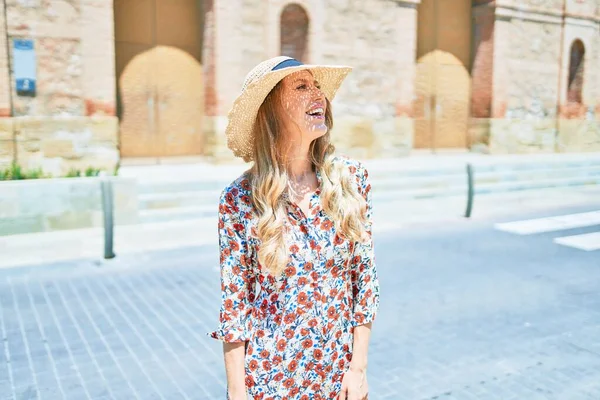 Jovem Bela Mulher Loira Férias Usando Chapéu Verão Sorrindo Feliz — Fotografia de Stock