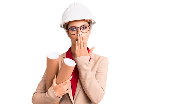 Joven Mujer Hermosa Usando Hardhat Arquitecto Gafas Que Sostienen Planos — Foto de Stock