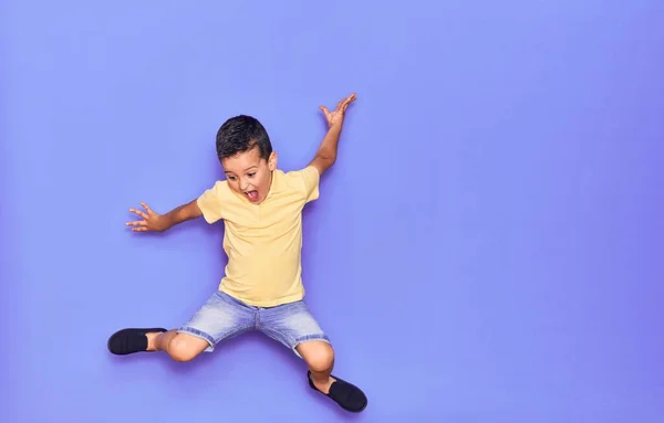 Adorable Niño Con Ropa Casual Saltando Sobre Fondo Púrpura Aislado — Foto de Stock