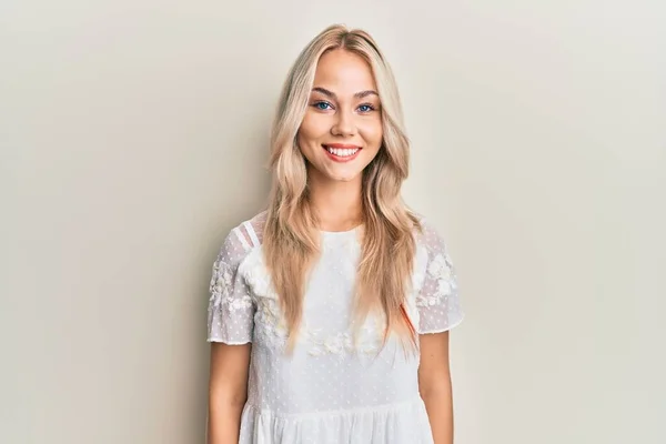 Krásná Kavkazská Blondýnka Bílé Košili Šťastným Chladným Úsměvem Tváři Šťastný — Stock fotografie