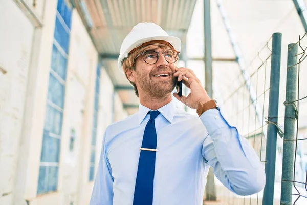商务建筑师 头戴硬礼帽站在一个建筑工程的室外电话交谈 — 图库照片