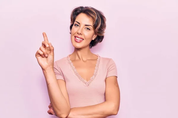 Jonge Mooie Vrouw Draagt Casual Kleding Glimlachend Met Een Idee — Stockfoto