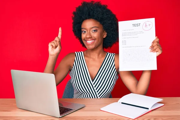 Ung Afrikansk Amerikansk Kvinna Visar Godkänd Examen Förvånad Med Idé — Stockfoto