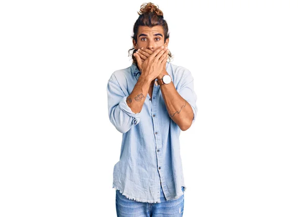 Νεαρός Ισπανός Που Φορούσε Καλοκαιρινό Στυλ Σοκαρίστηκε Καλύπτοντας Στόμα Χέρια — Φωτογραφία Αρχείου