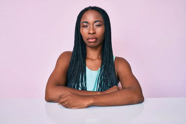 Afro Amerikaanse Vrouw Met Vlechten Casual Kleding Tafel Sceptisch Nerveus — Stockfoto