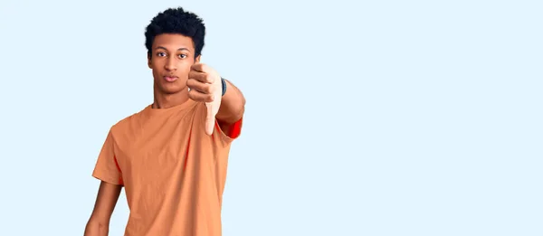 年轻的非洲裔美国人穿着休闲装 看起来很不高兴 很生气 表现出拒绝和负面的手势 不好的表达方式 — 图库照片