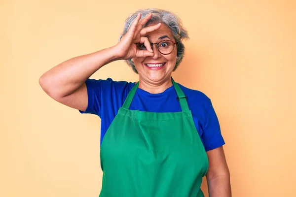 Ältere Hispanische Frau Mit Schürze Und Brille Lächelt Glücklich Tun — Stockfoto