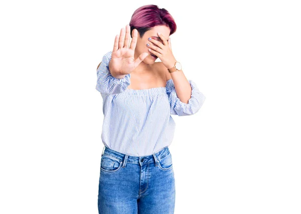 Jovem Mulher Bonita Com Cabelo Rosa Vestindo Roupas Casuais Cobrindo — Fotografia de Stock