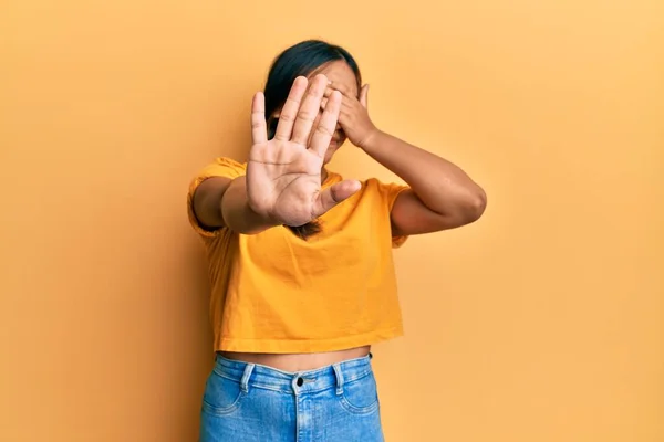 Giovane Donna Latina Indossa Abiti Casual Che Coprono Gli Occhi — Foto Stock