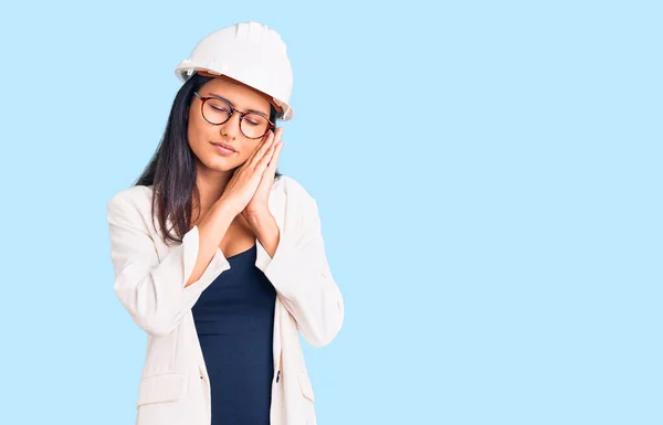 Joven Chica Latina Hermosa Usando Hardhat Arquitecto Gafas Durmiendo Cansado —  Fotos de Stock