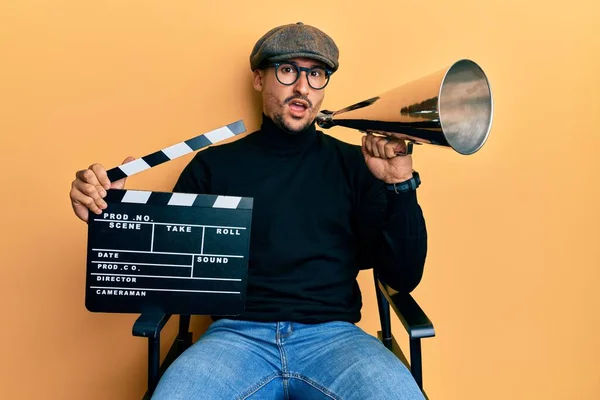 Bello Uomo Con Tatuaggi Che Tengono Video Film Clapboard Più — Foto Stock