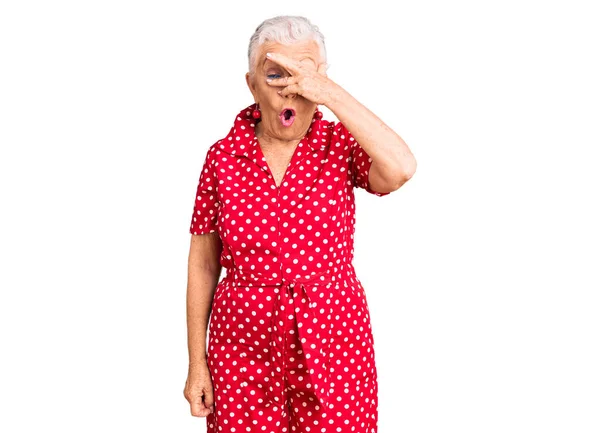 Senior Krásná Žena Modrýma Očima Šedivými Vlasy Červených Letních Šatech — Stock fotografie