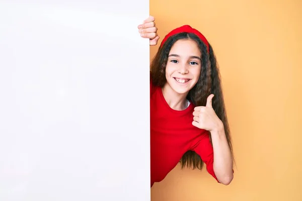Menina Criança Hispânica Bonito Segurando Banner Vazio Branco Sorrindo Feliz — Fotografia de Stock