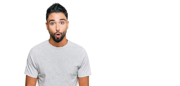 Joven Con Barba Vistiendo Una Camiseta Gris Casual Asustado Sorprendido —  Fotos de Stock