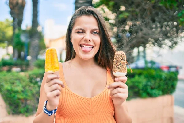 Jovem Menina Oriente Médio Mordendo Língua Piscando Segurando Sorvete Cidade — Fotografia de Stock